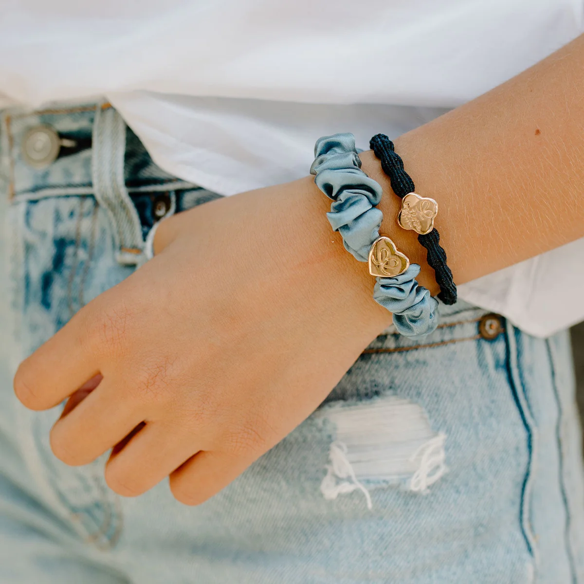 byEloise - Hedvábná gumička Scrunchie se zlatým srdcem - Faded Denim - Image 2