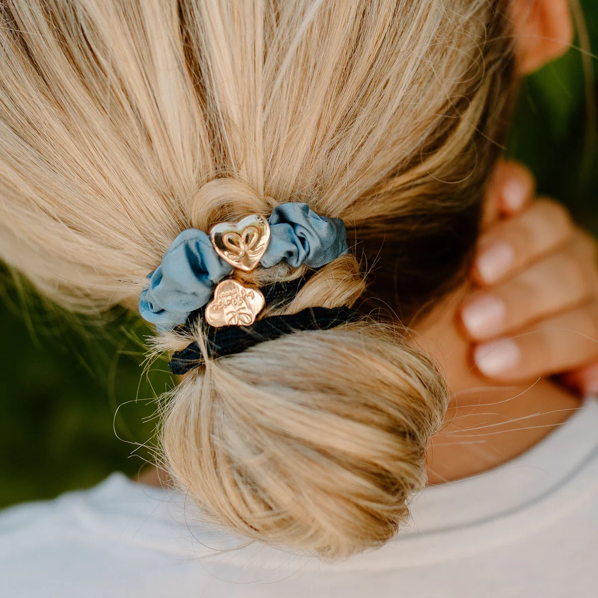 byEloise - Hedvábná gumička Scrunchie se zlatým srdcem - Faded Denim - Image 3