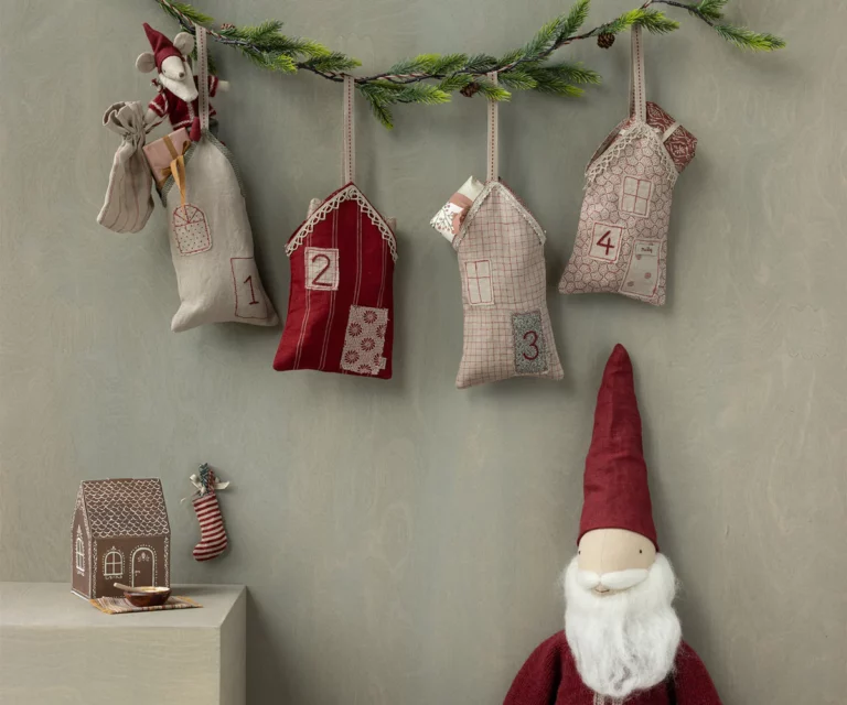 Maileg myšák Santa v malém domečku