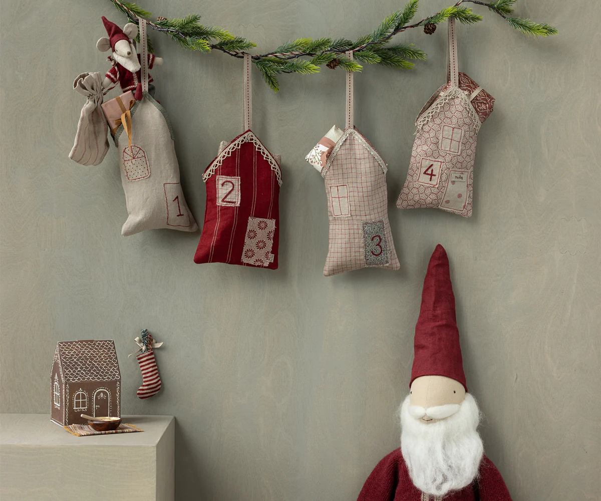 Maileg myšák Santa v malém domečku - Image 4