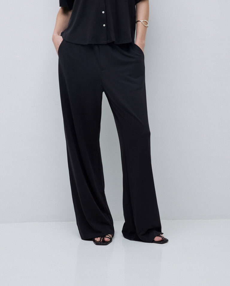 Černé široké kalhoty z teplákoviny