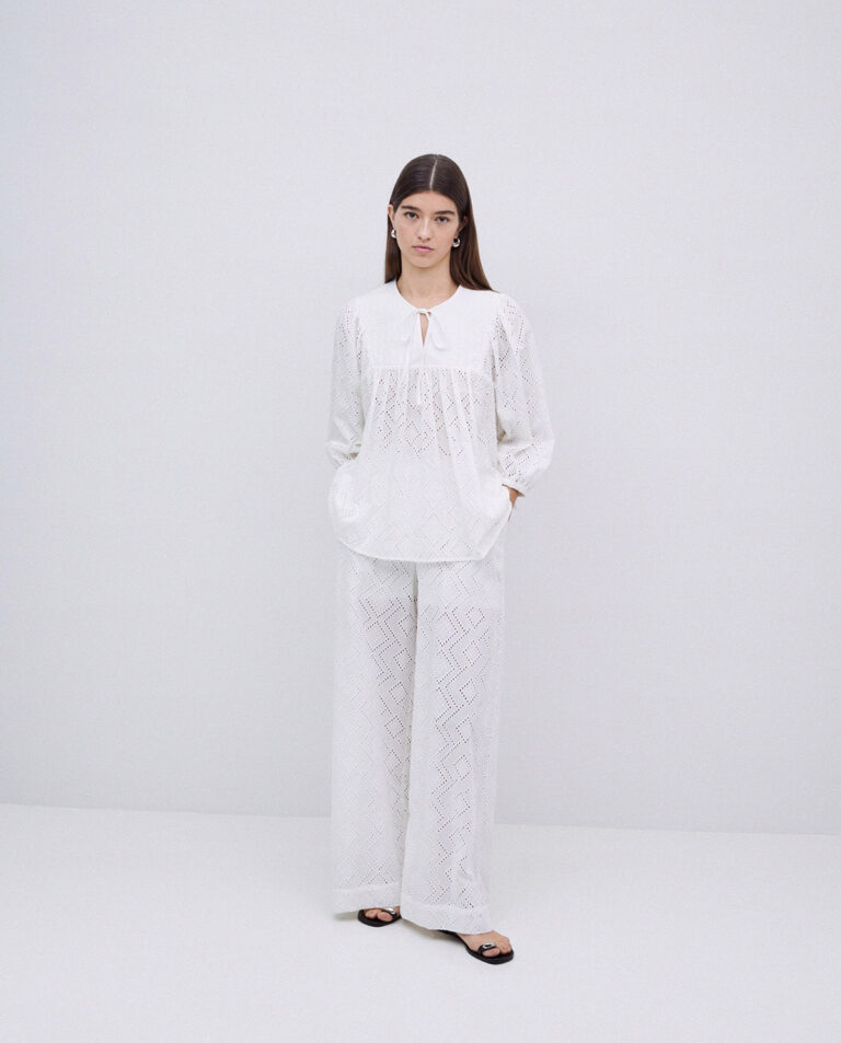 Bílé krajkové kalhoty